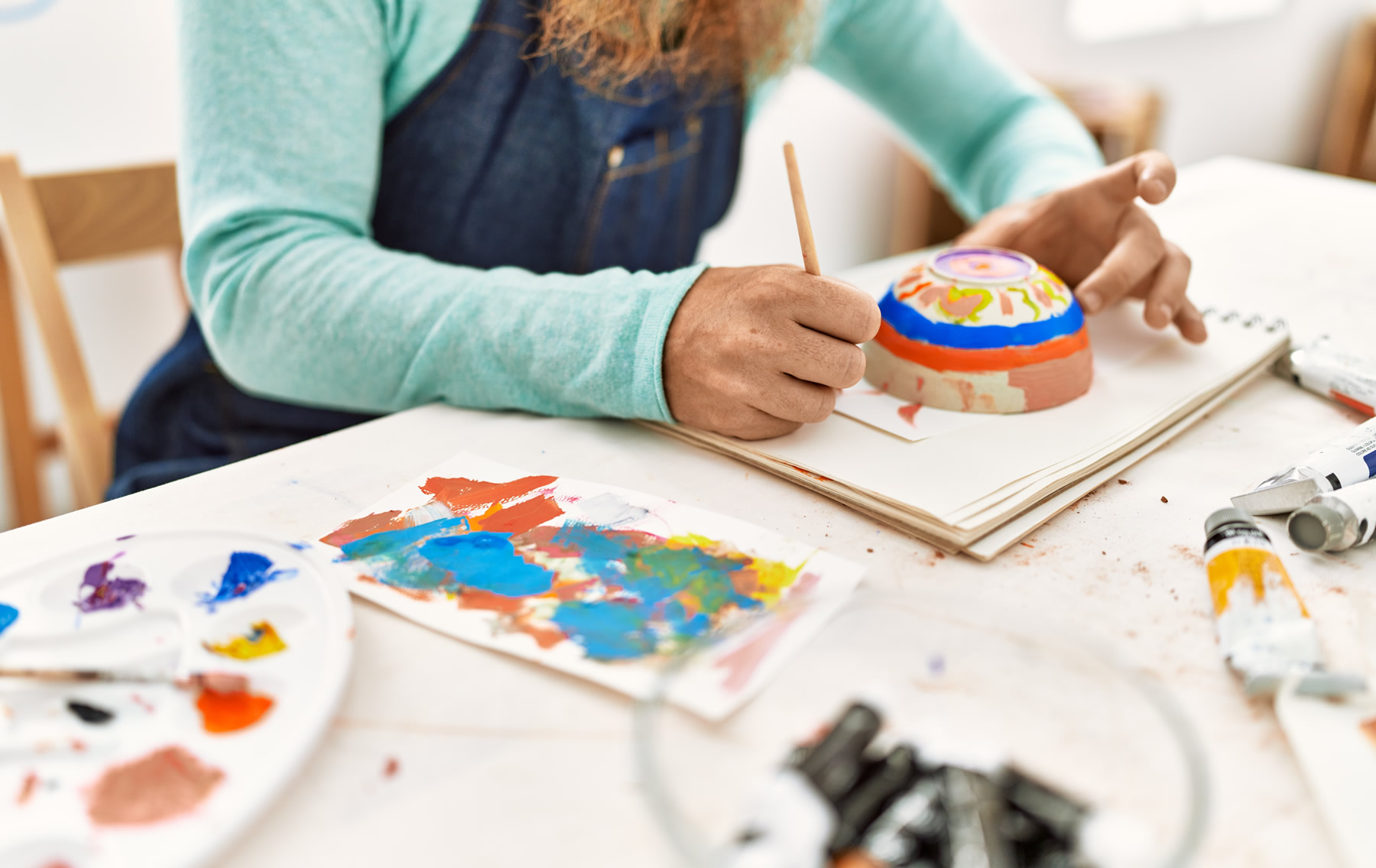 Pintando una figura de cerámica a mano en Pausarte Estudio
